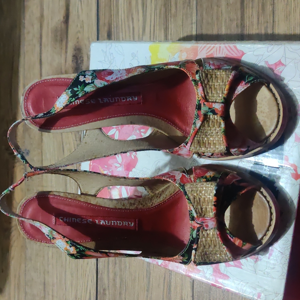 BNIB Chinese laundry Barca floral print sandals, size 7